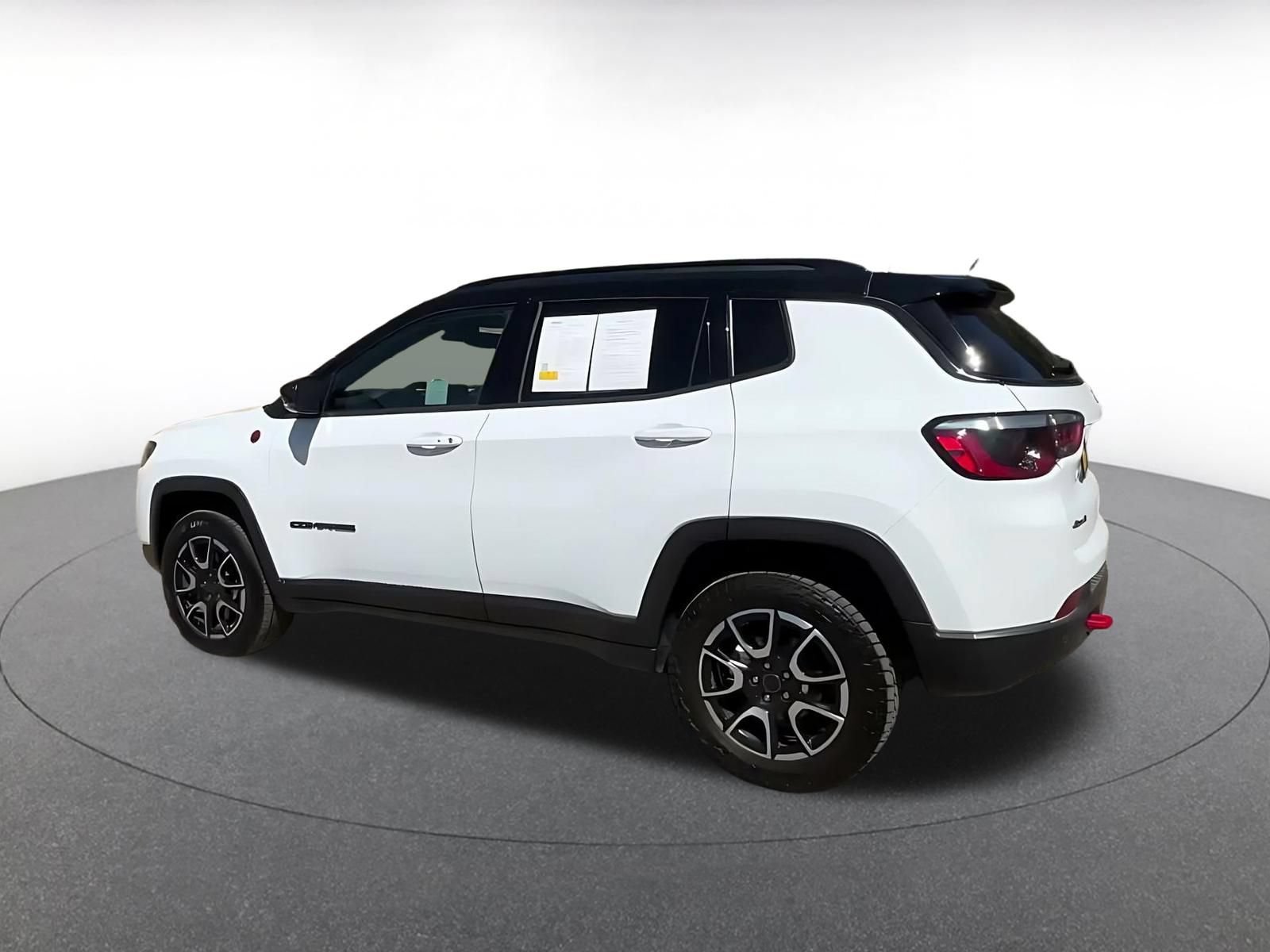 Used 2025 Jeep Compass Trailhawk AWD/4WD image 9