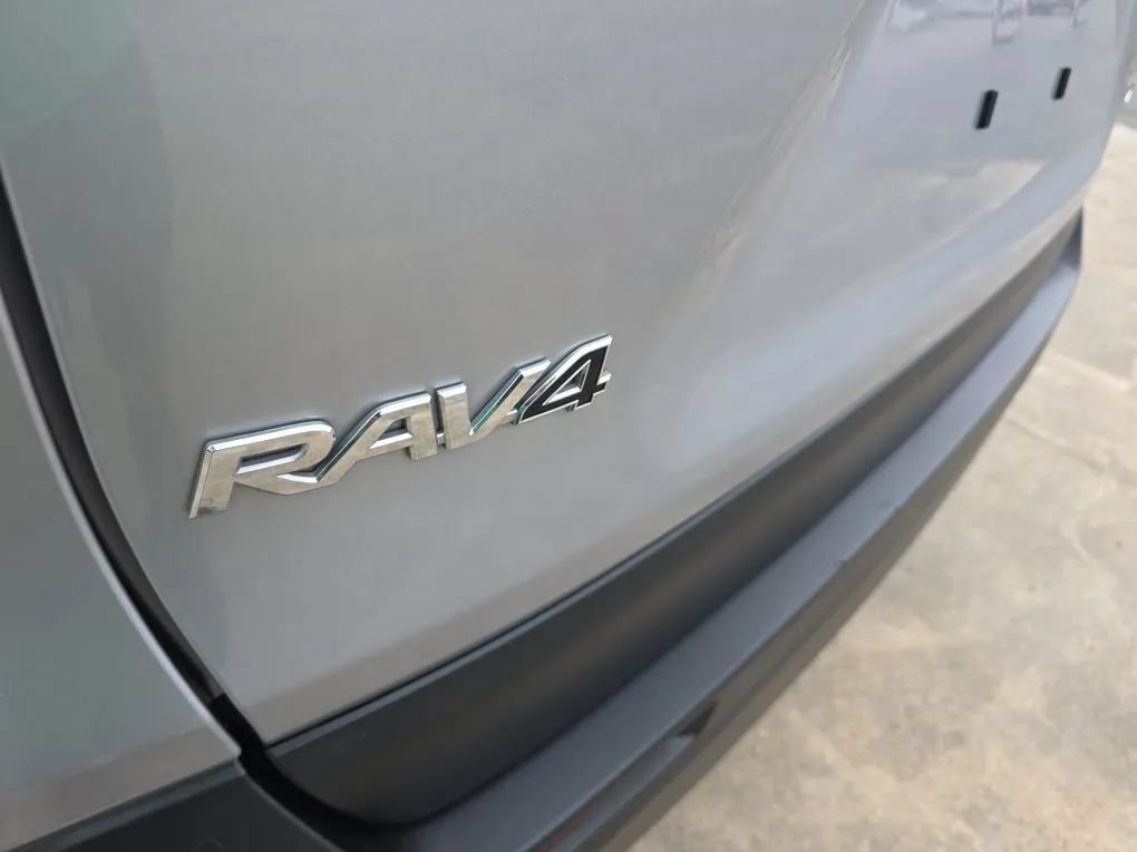 Used 2019 Toyota RAV4 XLE FWD image 11