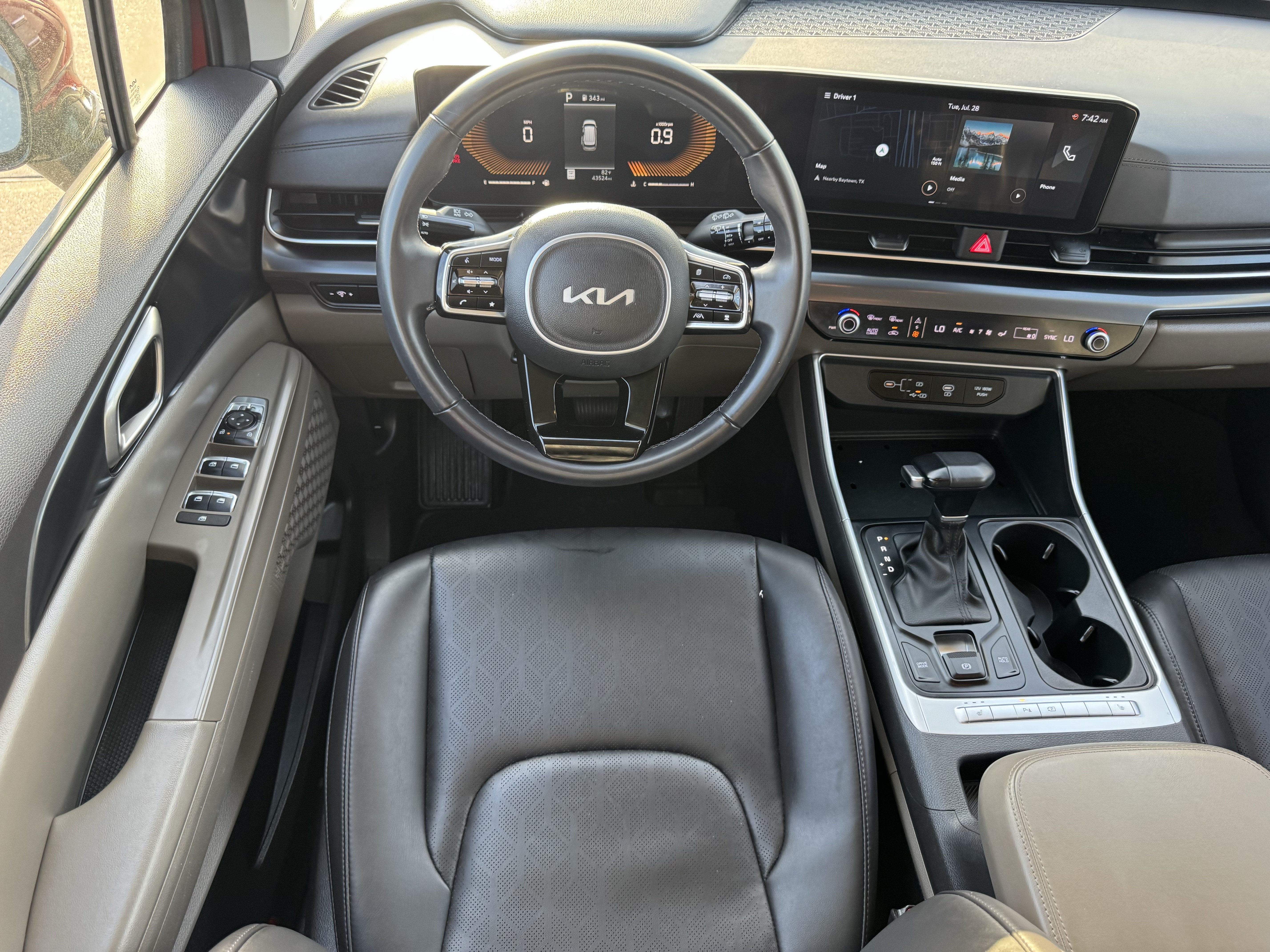 Used 2025 Kia Carnival FWD image 11