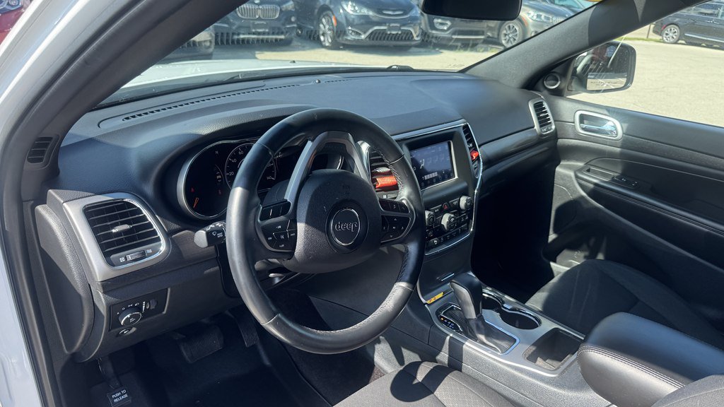 Used 2018 Jeep Grand Cherokee Laredo AWD/4WD image 15