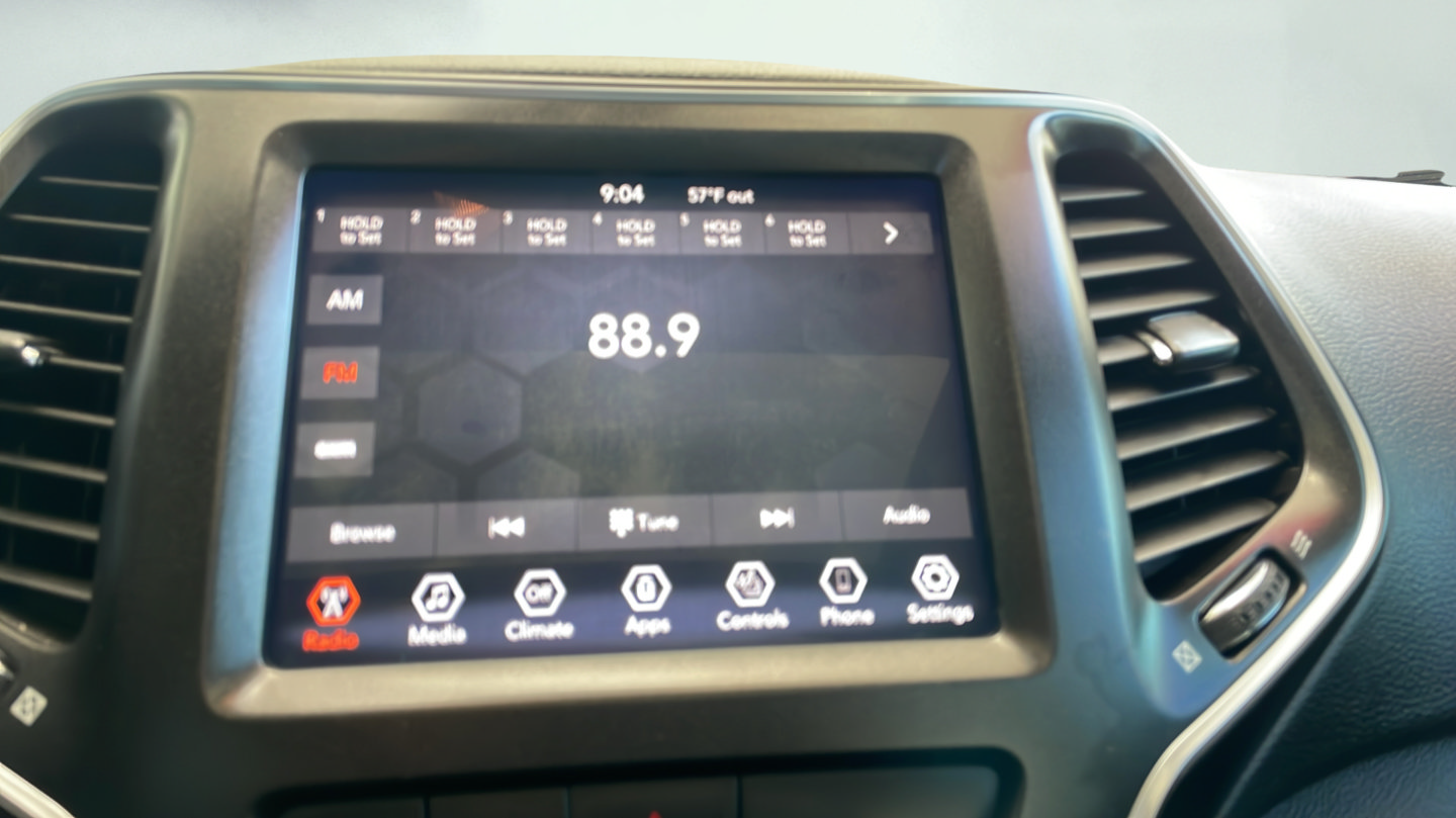 Used 2019 Jeep Cherokee Trailhawk w/ Comfort/Convenience Group AWD/4WD image 16