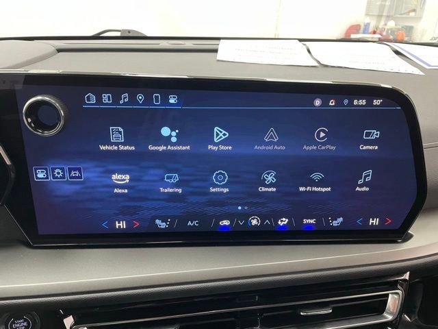 Used 2025 Chevrolet Traverse LT image 3