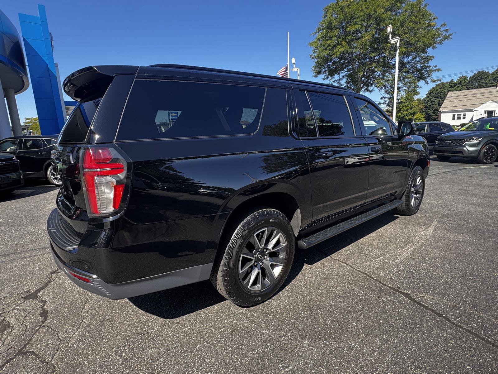 Certified 2022 Chevrolet Suburban Z71 w/ Luxury Package AWD/4WD image 7