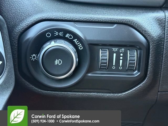 Used 2018 Jeep Wrangler Unlimited Sahara w/ Safety Group AWD/4WD image 25