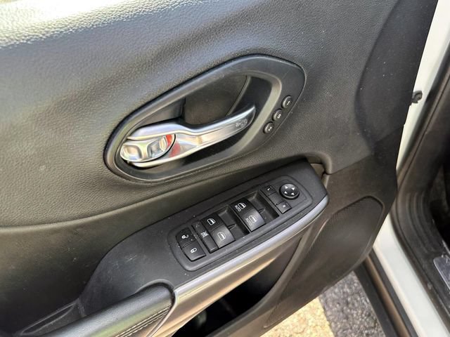 Used 2019 Jeep Cherokee Limited FWD image 15
