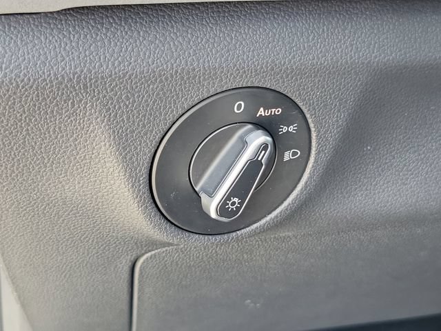 Used 2025 Volkswagen Jetta SE FWD image 19