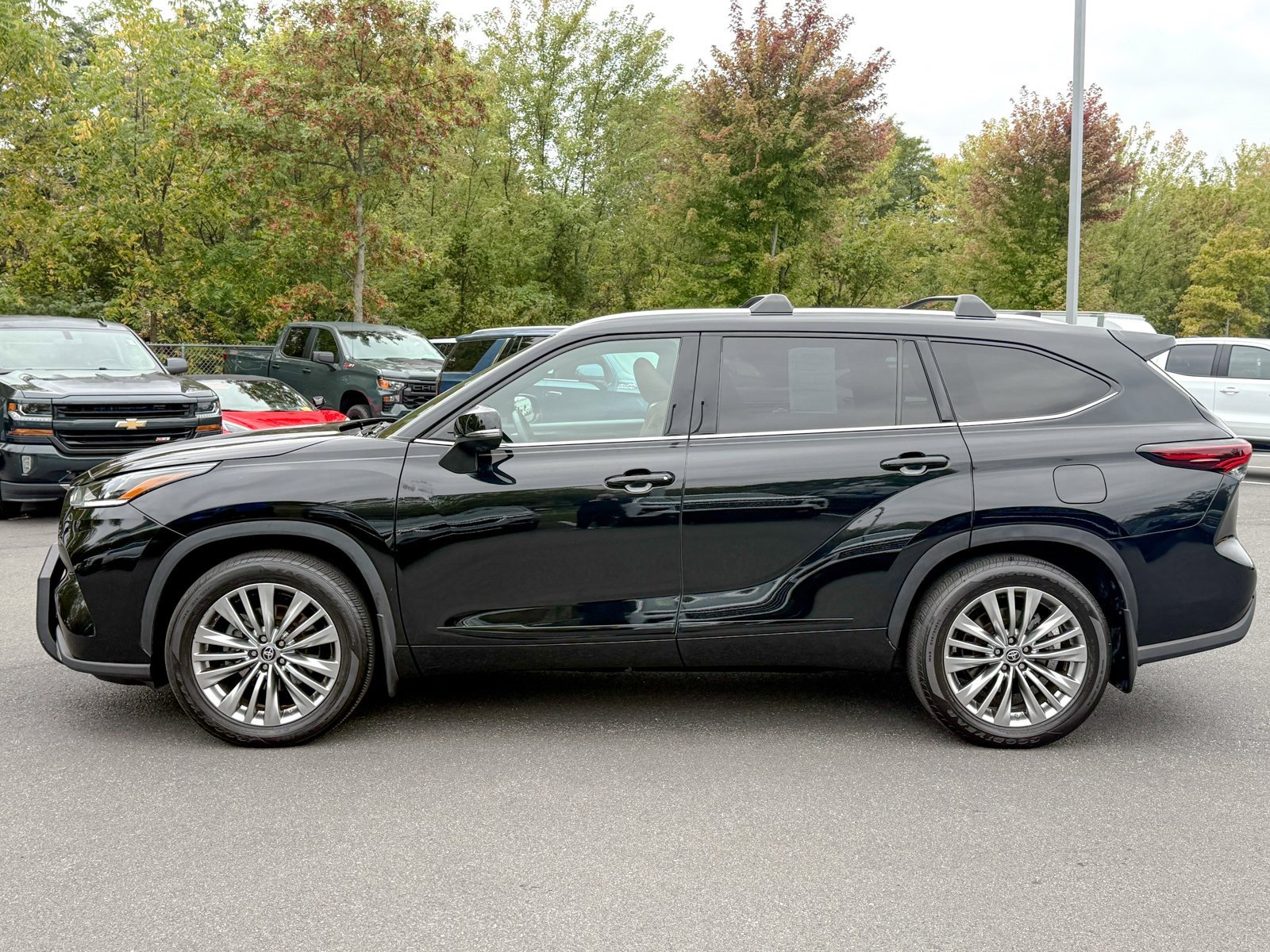Used 2024 Toyota Highlander Platinum image 4