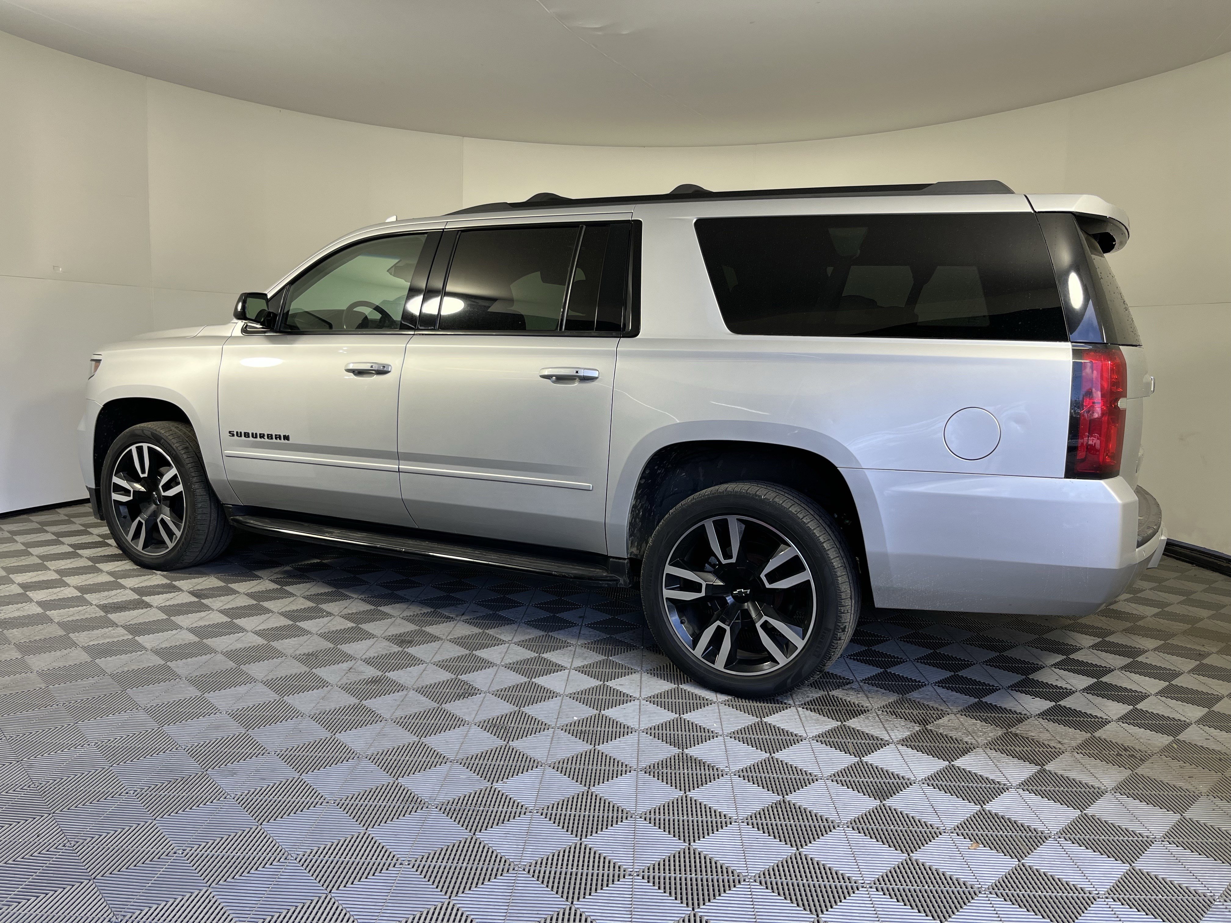 Used 2018 Chevrolet Suburban Premier image 2