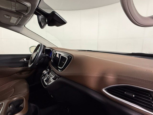 Used 2018 Chrysler Pacifica Limited w/ Tire & Wheel Group FWD image 32