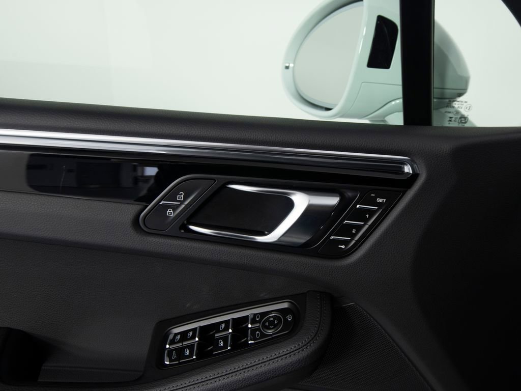 Certified 2025 Porsche Macan image 20