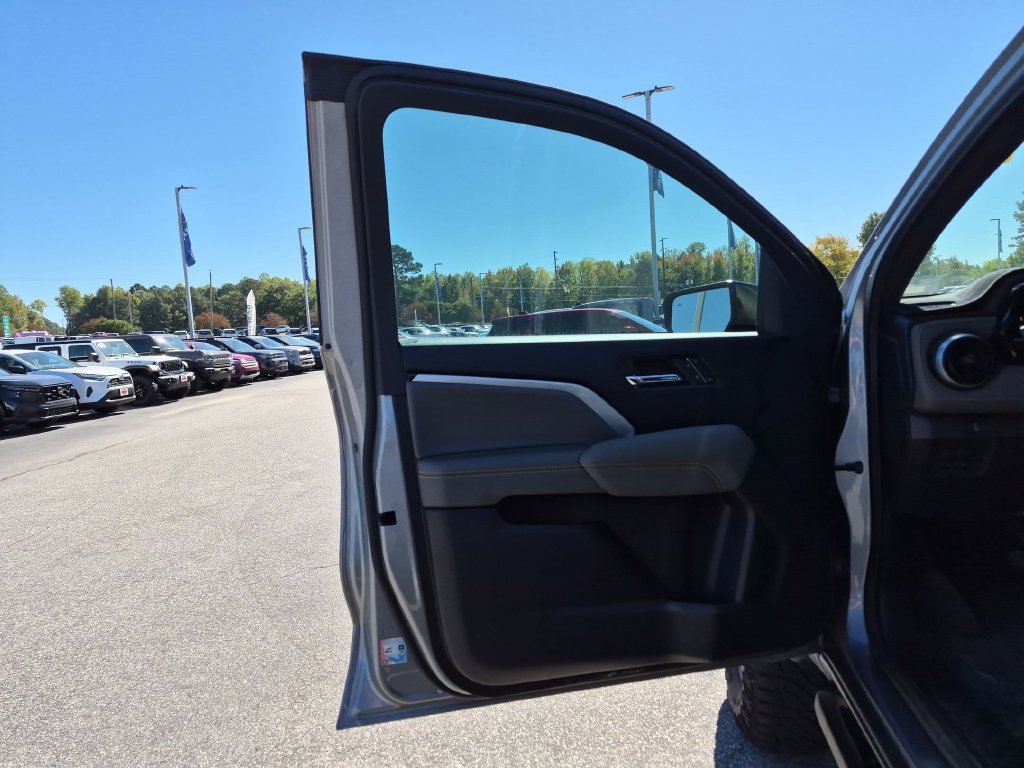 Used 2025 Chevrolet Colorado ZR2 w/ Technology Package AWD/4WD image 12