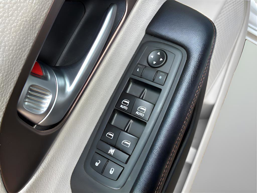 Used 2018 Chrysler Pacifica Touring-L image 35