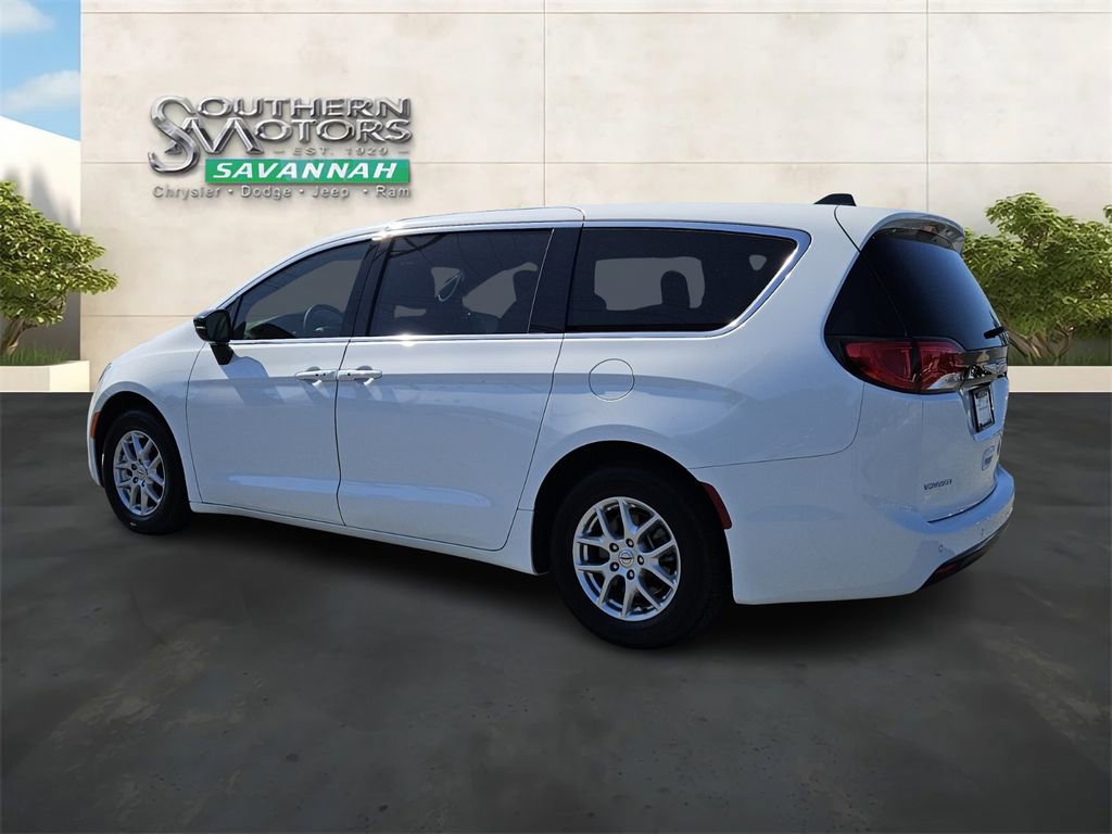 Used 2025 Chrysler Voyager LX FWD image 3