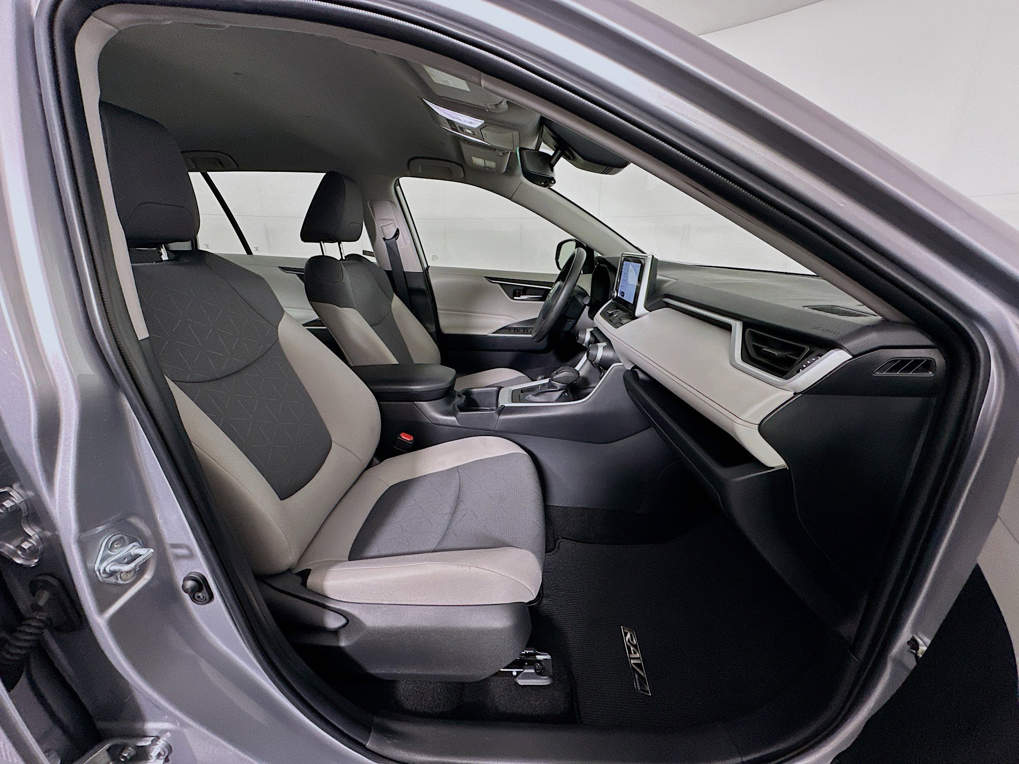 Used 2025 Toyota RAV4 XLE image 29