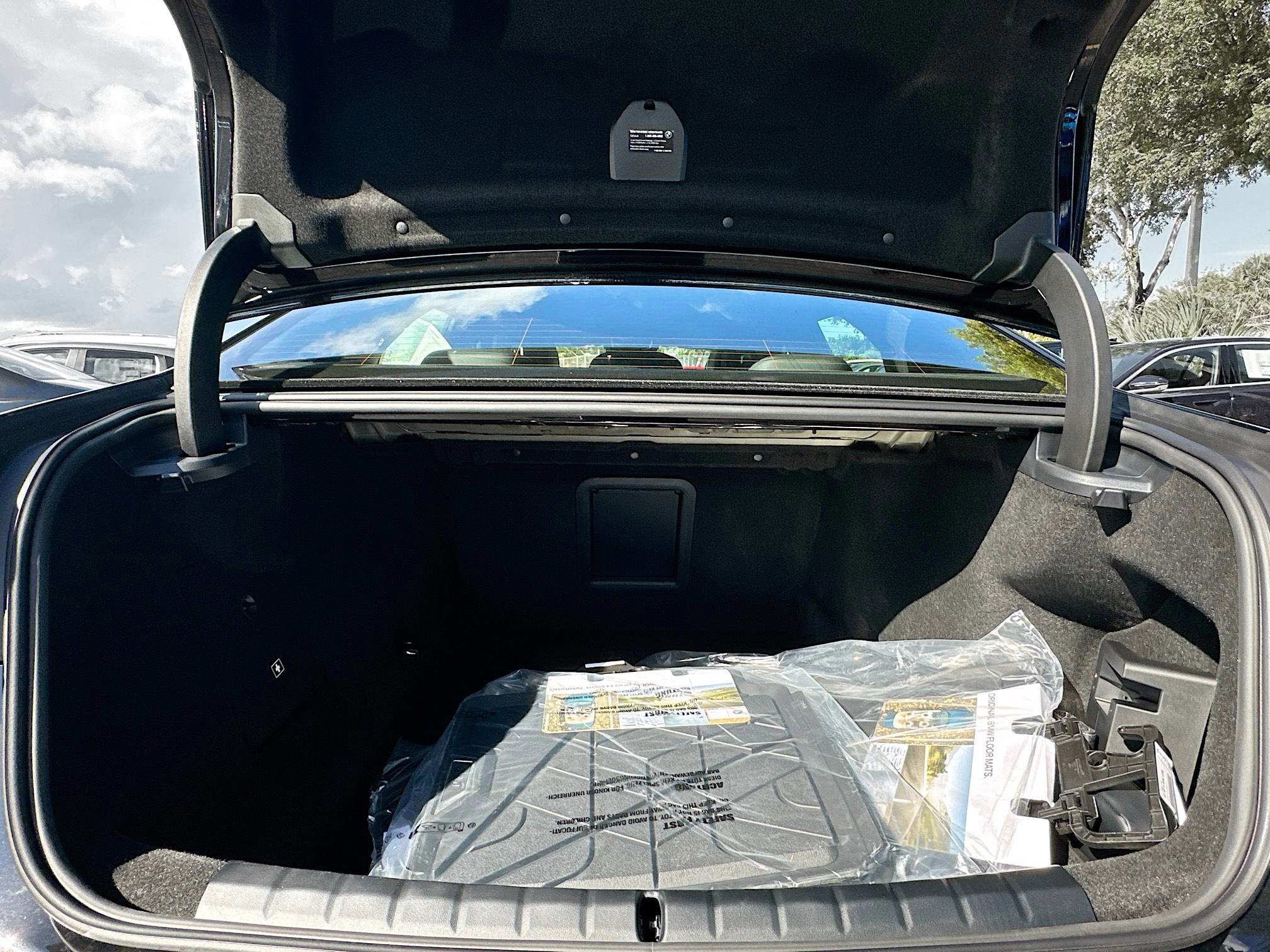 New 2026 BMW 750e xDrive image 22