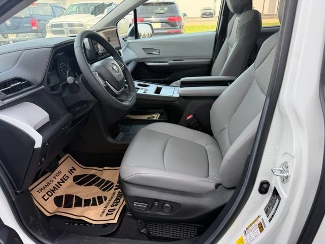 Used 2025 Toyota Sienna XLE FWD image 28