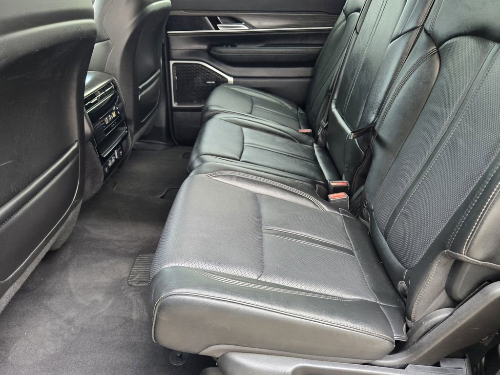 Used 2023 Jeep Wagoneer L Series II RWD image 32