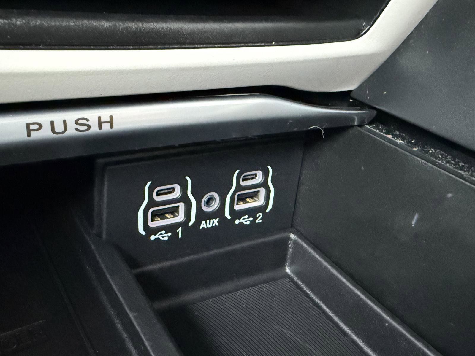 Used 2024 Chrysler Pacifica Limited image 23