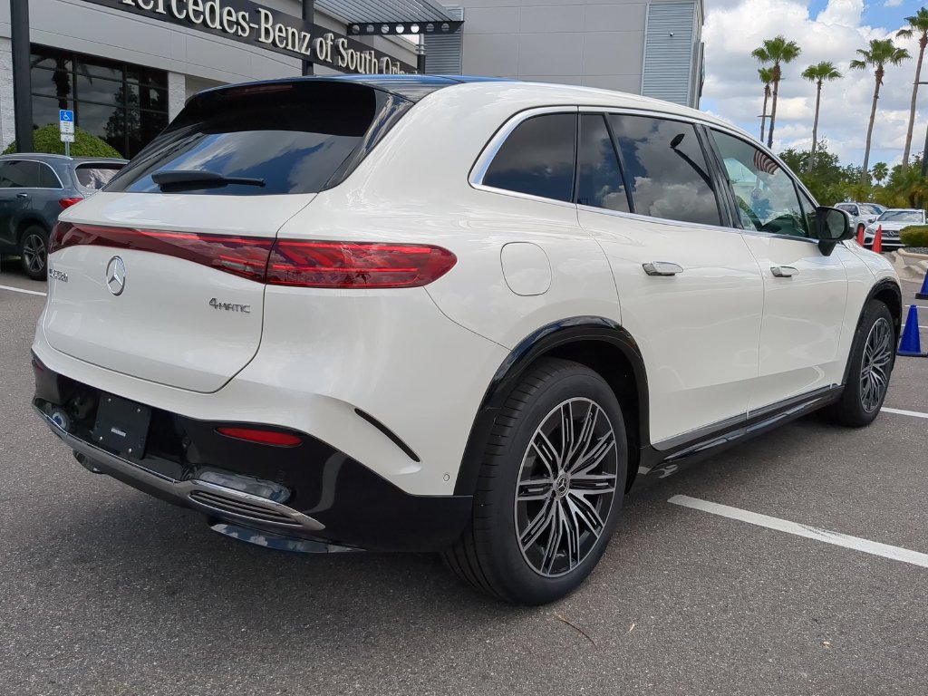 Used 2023 Mercedes-Benz EQS 580 4MATIC SUV image 2