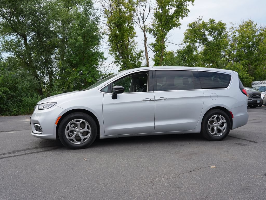 Used 2024 Chrysler Pacifica Limited FWD image 6