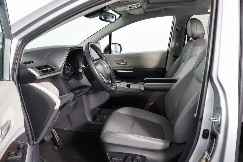 Used 2024 Toyota Sienna XLE image 10