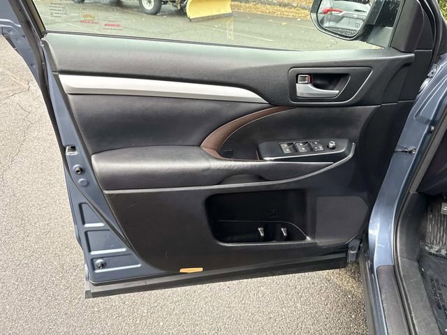 Used 2017 Toyota Highlander XLE image 13