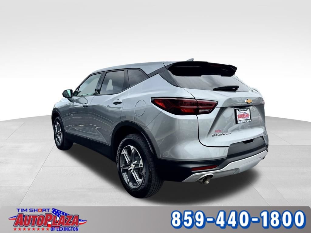 Used 2025 Chevrolet Blazer LT AWD/4WD image 2