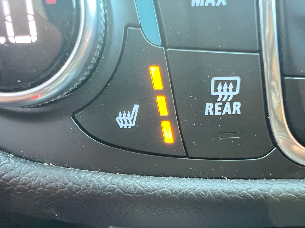 Used 2019 Chevrolet Equinox LT w/ Driver Convenience Package FWD image 33