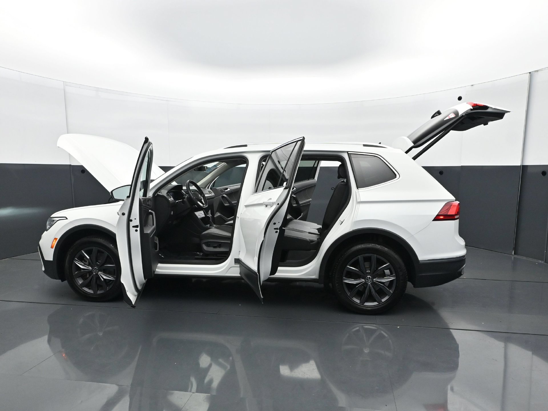 Used 2022 Volkswagen Tiguan SE FWD image 32