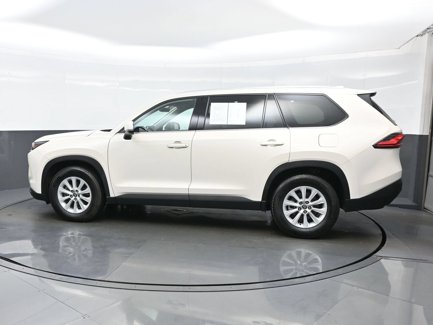 Used 2024 Toyota Grand Highlander AWD image 3