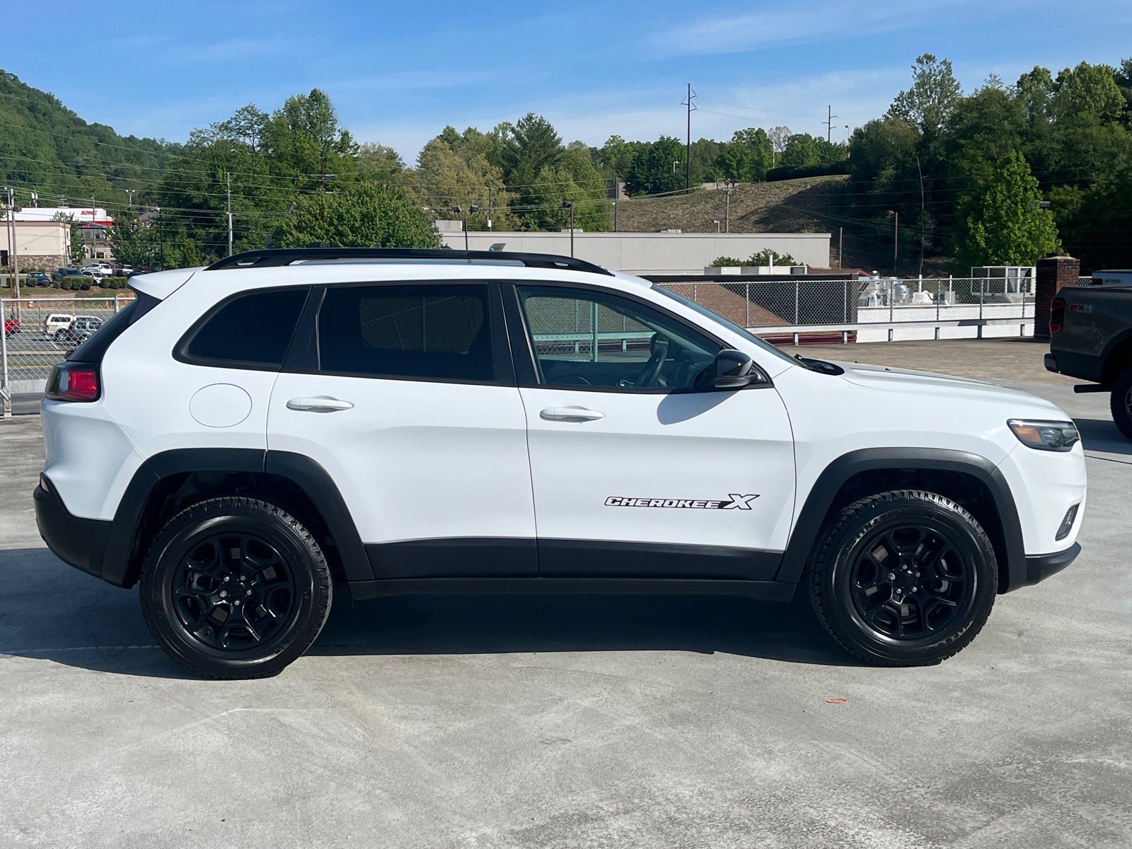 Used 2022 Jeep Cherokee Latitude w/ Sun & Sound Group AWD/4WD image 2