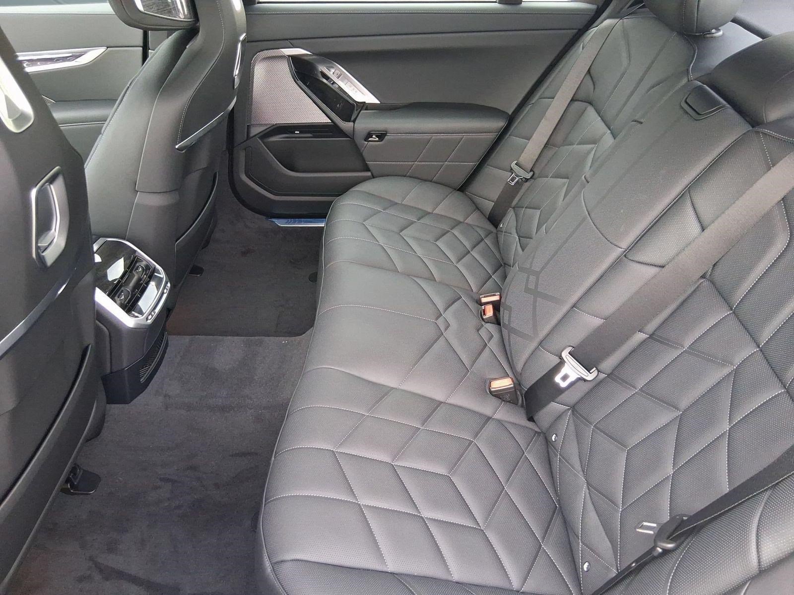 Used 2026 BMW 750e xDrive AWD/4WD image 22