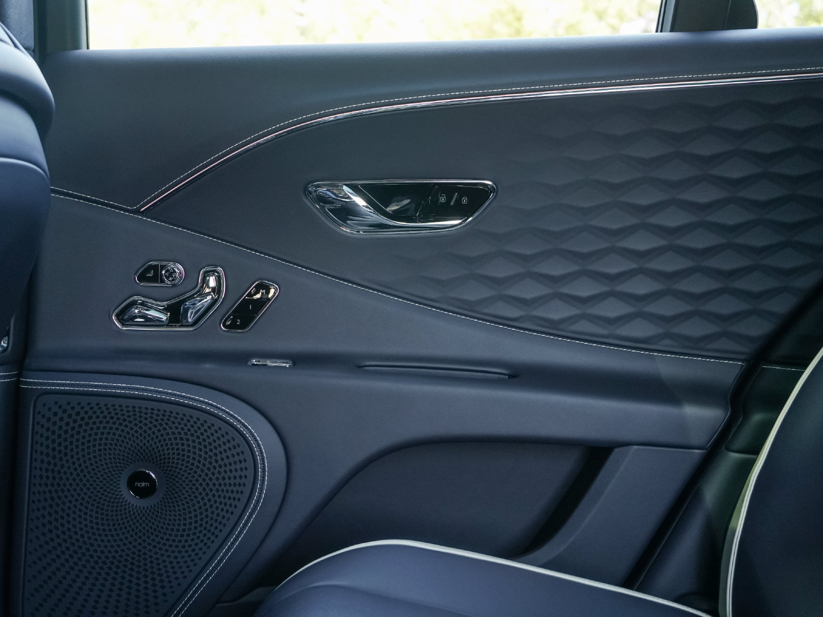 New 2025 Bentley Flying Spur Plug-In Hybrid AWD/4WD image 31