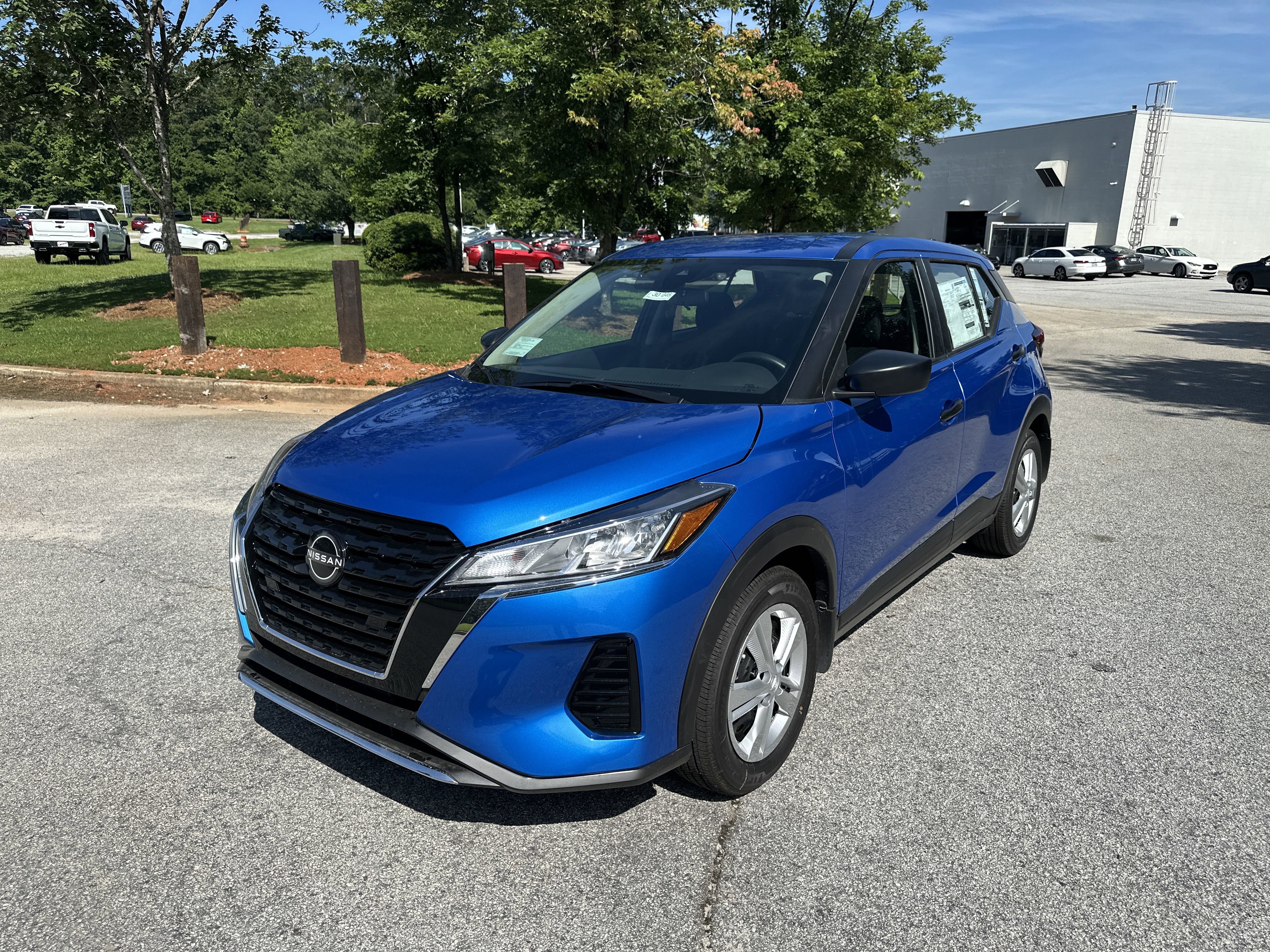 New 2025 Nissan Kicks Play S