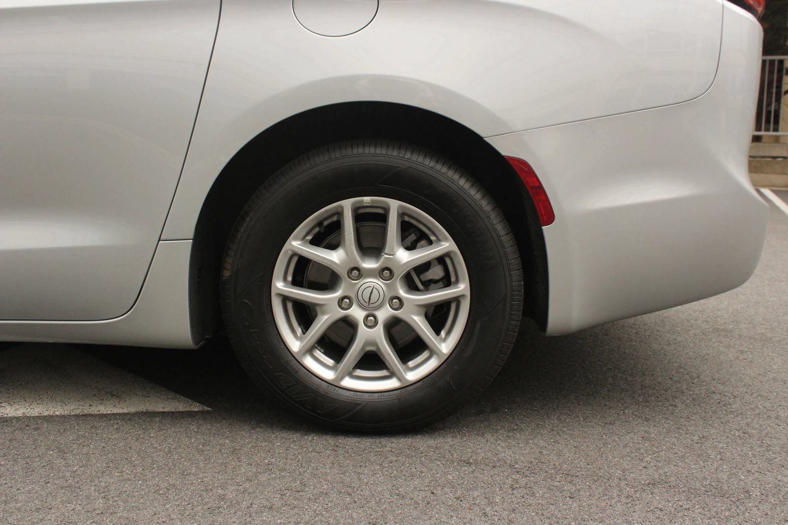 Used 2026 Chrysler Pacifica Select FWD image 10