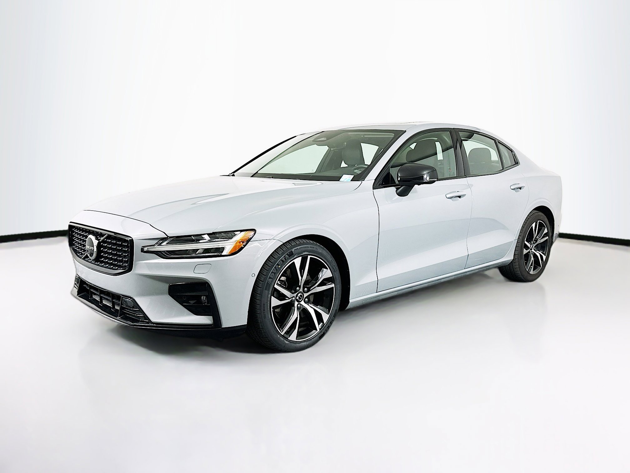 Used 2025 Volvo S60 B5 Plus image 3