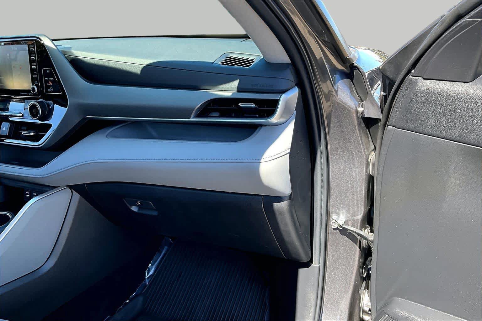 Used 2022 Toyota Highlander XLE AWD/4WD image 18
