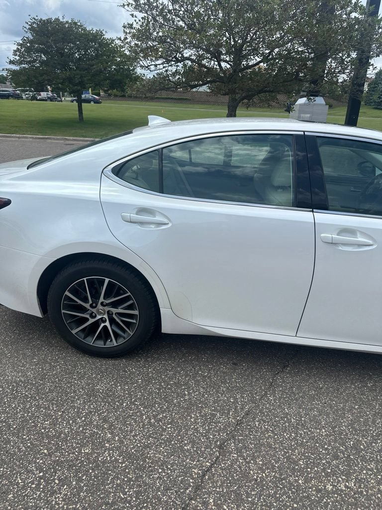 Used 2017 Lexus ES 350 w/ Luxury Package FWD image 3