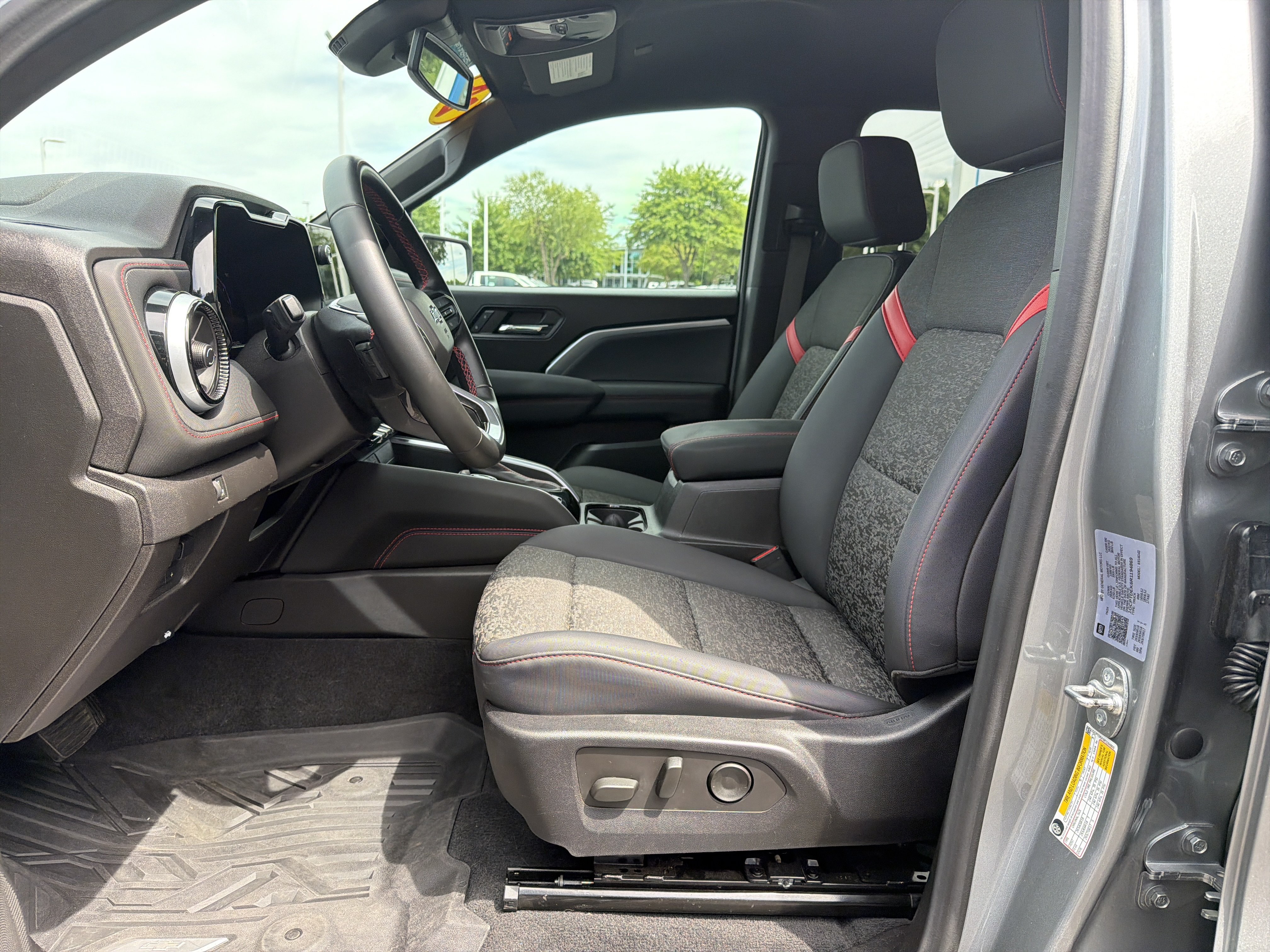 Used 2024 Chevrolet Colorado Z71 w/ Z71 Convenience Package 2 AWD/4WD image 16