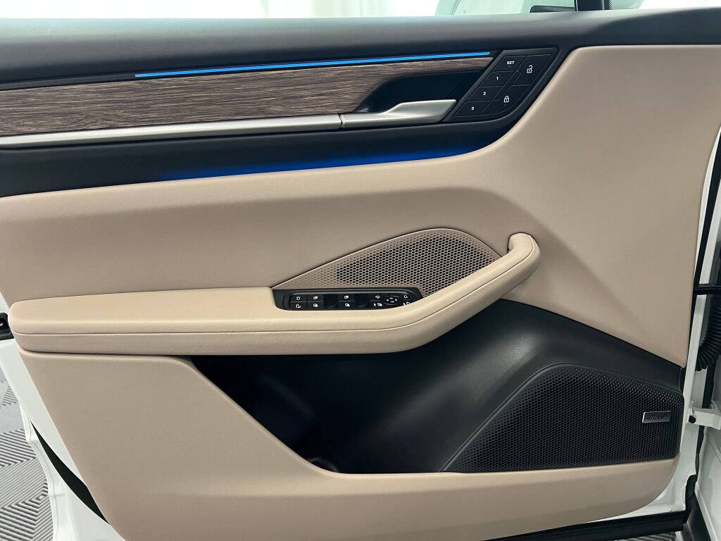 Certified 2025 Porsche Macan Electric image 35