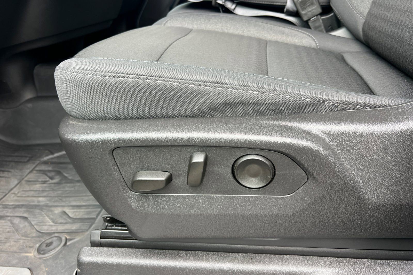 Used 2025 GMC Sierra 1500 SLE image 14