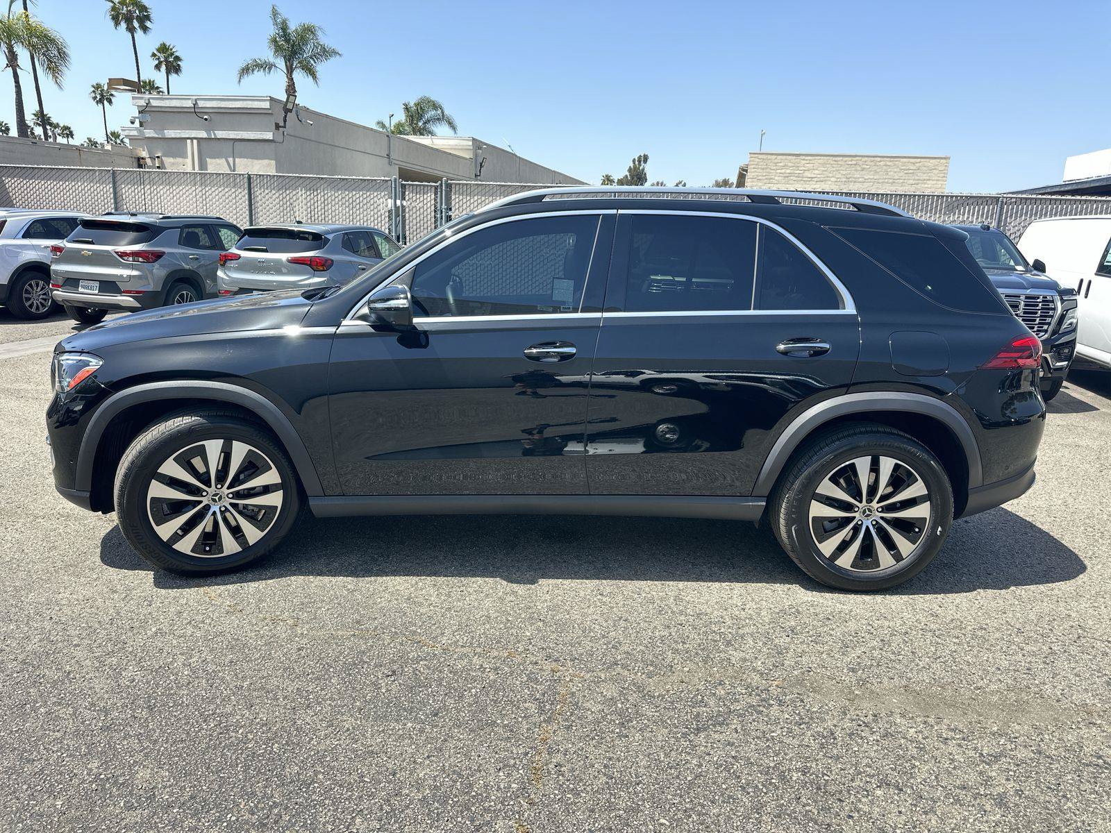 Used 2025 Mercedes-Benz GLE 450e 4MATIC w/ Driver Assistance Package image 7