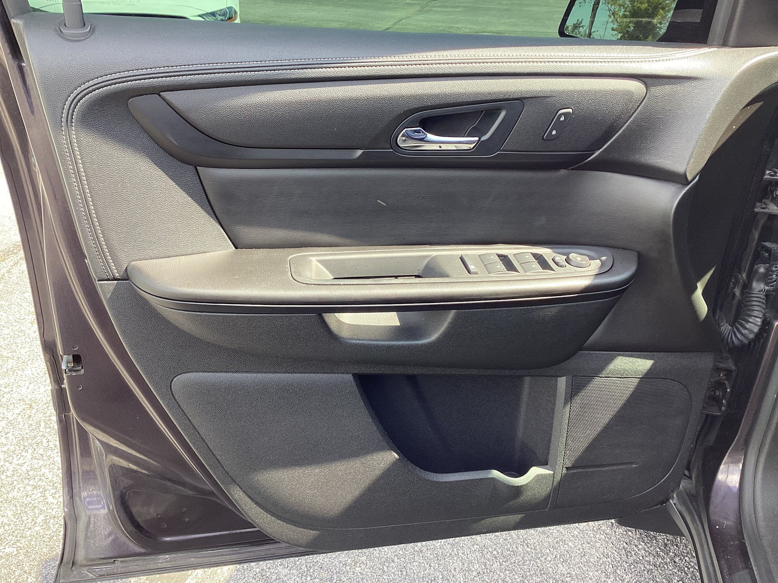 Used 2016 GMC Acadia SLE FWD image 17