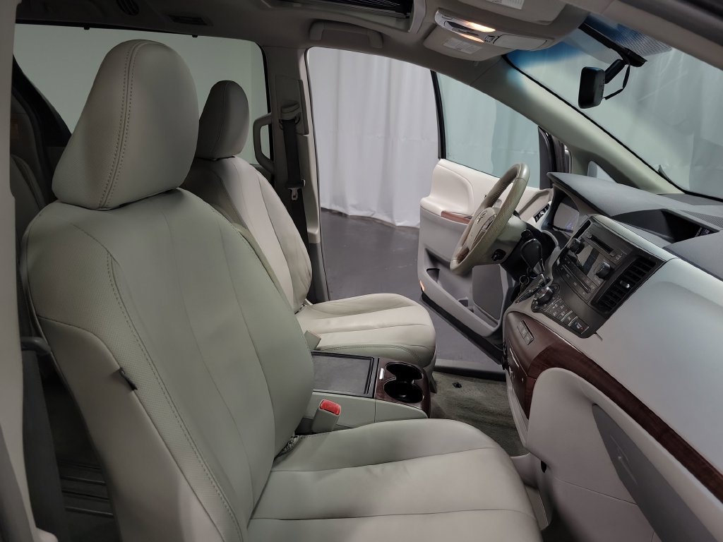 Used 2013 Toyota Sienna XLE FWD image 32