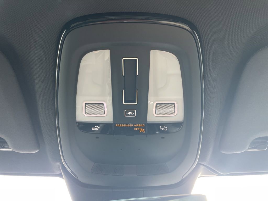 Certified 2025 Volvo V60 B5 Cross Country Ultra image 37