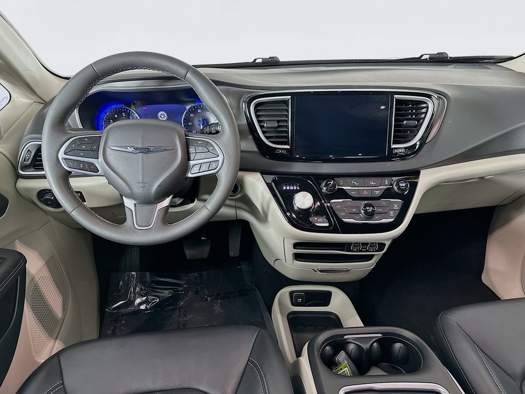 Certified 2024 Chrysler Pacifica Touring-L image 32