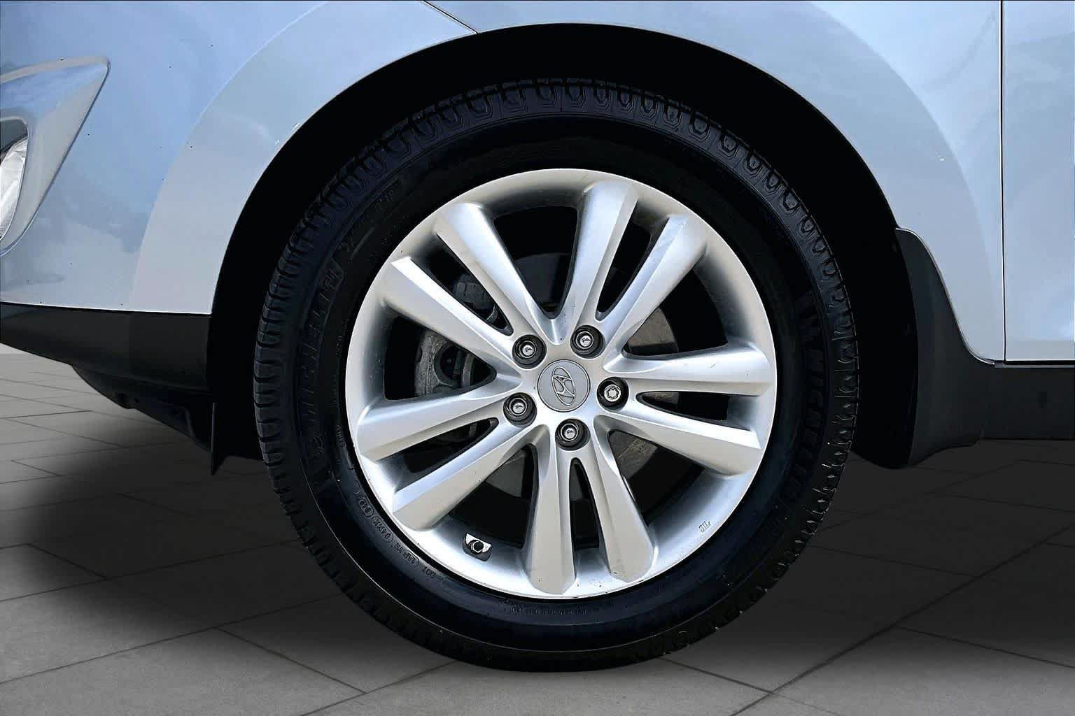 Used 2012 Hyundai Tucson Limited FWD image 10