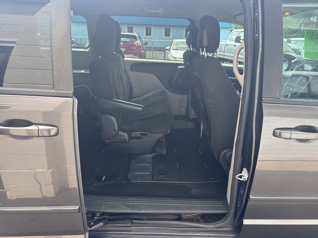 Used 2017 Dodge Grand Caravan SE image 9