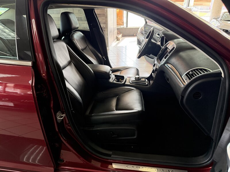 Used 2019 Chrysler 300 Limited RWD image 28