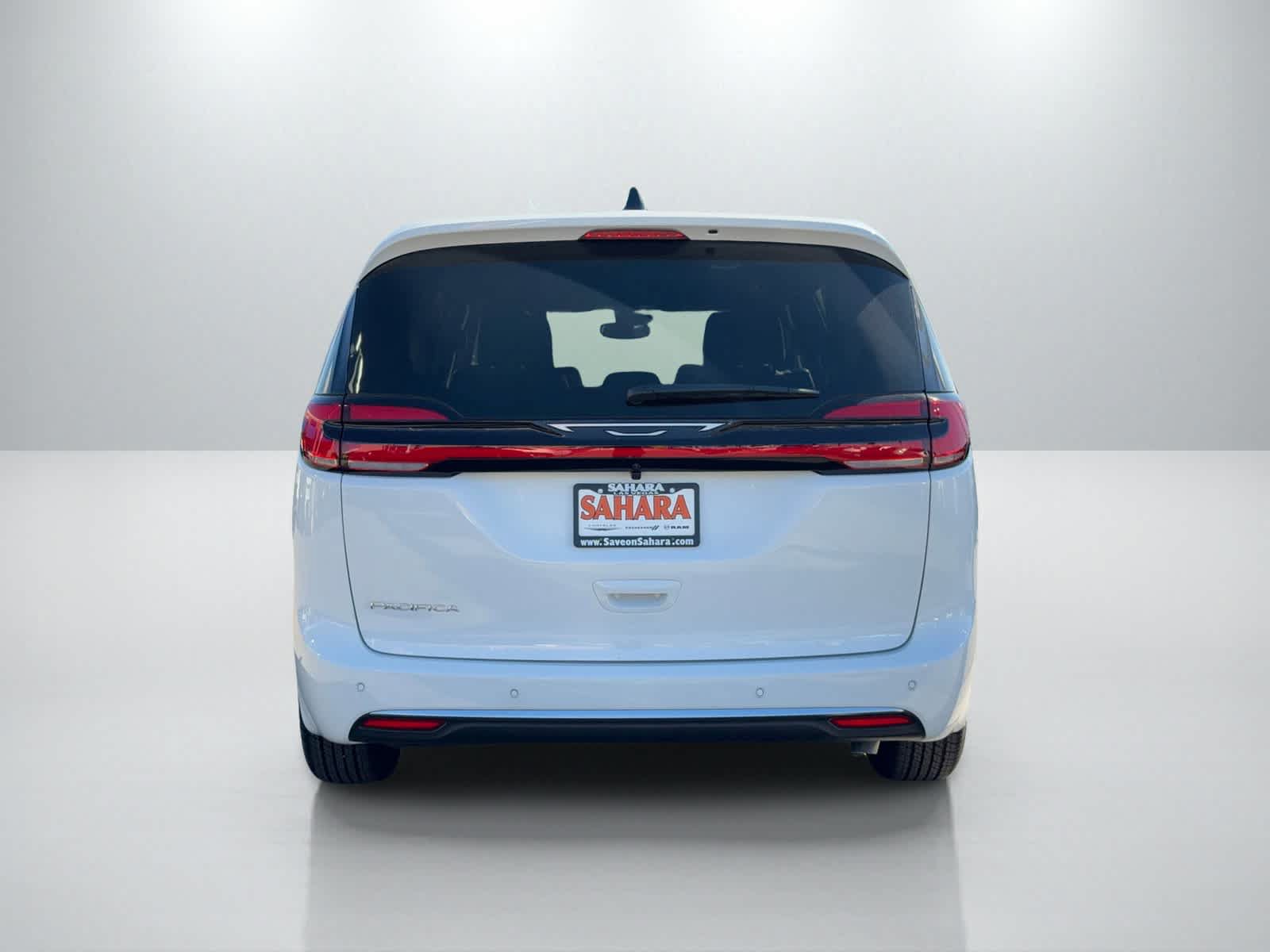 Used 2027 Chrysler Pacifica Select w/ Family Tech Group FWD image 5